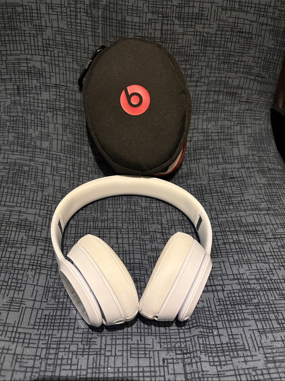 Beats by Dre Over-Ear Headphones in White with Black Case and Red Logo Solo